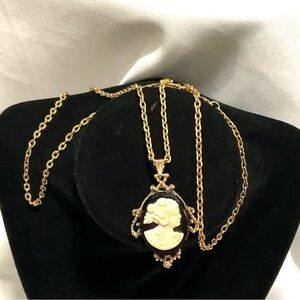 Vintage Cameo Brooch/Pendant